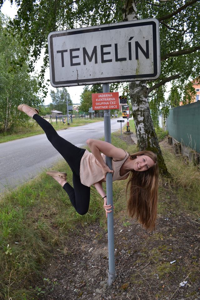 Co dělá to holka na dopravní značce?