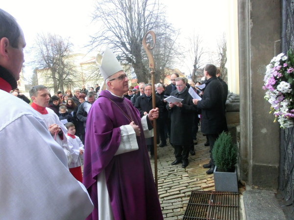 Biskup litoměřický požehná celému průvodu koledníků