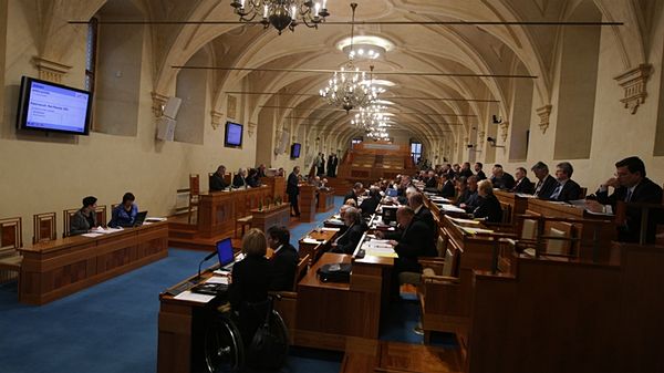Úřad zaregistroval devět kandidátů na senátora a 62 volebních stran