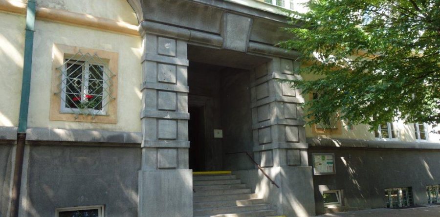 V květnu byla dokončena oprava vstupního portálu budovy gymnázia