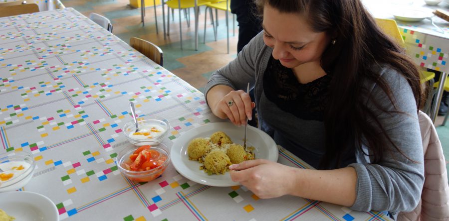 Od příštího školního roku by mohla jídelna vařit o 300 obědů více